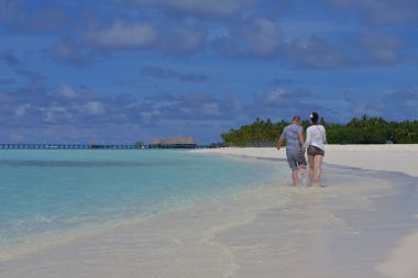 yaz tatili mutlu genç çifte eğlence ve bea sakin ol