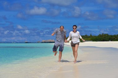 yaz tatili mutlu genç çifte eğlence ve bea sakin ol