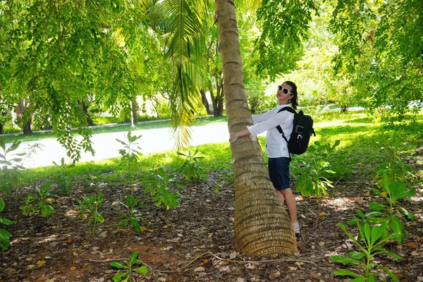 Glückliche Frau genießt Sommerzeit — Stockfoto