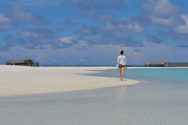 Gelukkige vrouw genieten van zomertijd — Stockfoto