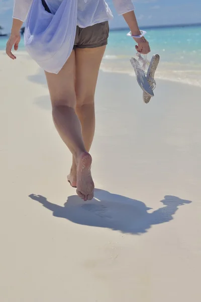 Mulher feliz desfrutar de tempo de verão — Fotografia de Stock