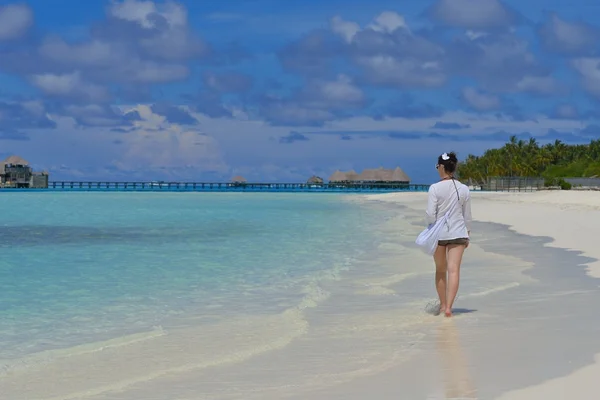 Gelukkige vrouw genieten van zomertijd — Stockfoto