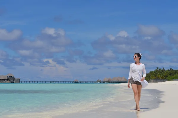 Gelukkige vrouw genieten van zomertijd — Stockfoto