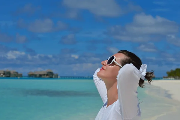 Mulher feliz desfrutar de tempo de verão — Fotografia de Stock