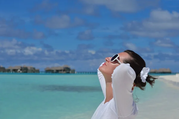 Mujer feliz disfrutar de la hora de verano —  Fotos de Stock