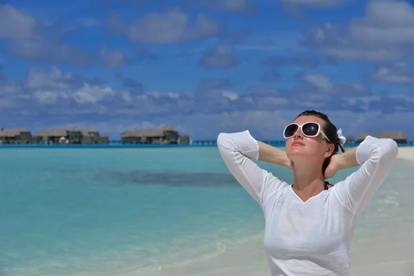 Gelukkige vrouw genieten van zomertijd — Stockfoto