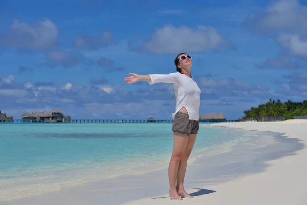 Mulher feliz desfrutar de tempo de verão — Fotografia de Stock