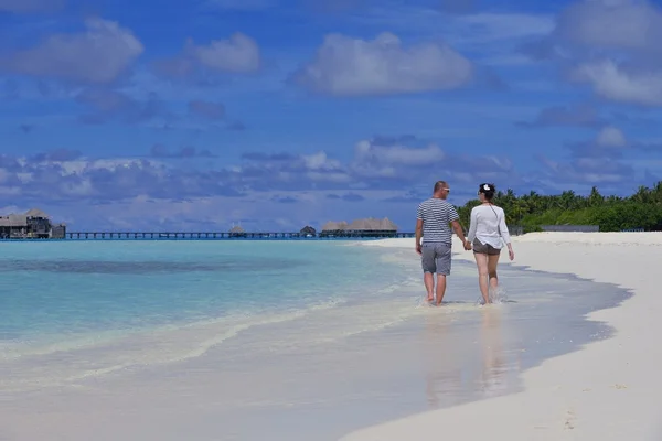 Feliz pareja joven en las vacaciones de verano divertirse y relajarse en bea —  Fotos de Stock