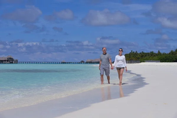 Feliz jovem casal em férias de verão se divertir e relaxar no bea — Fotografia de Stock