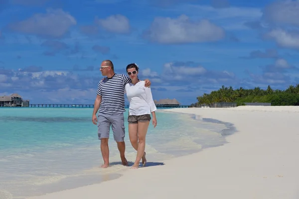 Feliz jovem casal em férias de verão se divertir e relaxar no bea — Fotografia de Stock