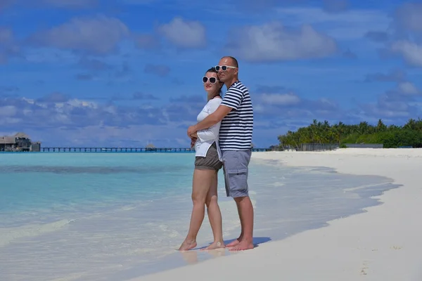 Feliz jovem casal em férias de verão se divertir e relaxar no bea — Fotografia de Stock