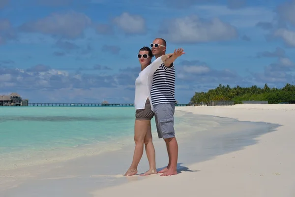 Feliz pareja joven en las vacaciones de verano divertirse y relajarse en bea — Foto de Stock