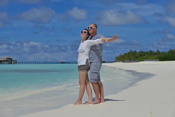 Šťastný mladý pár na letní dovolenou bavit a odpočívat na bea — Stock fotografie