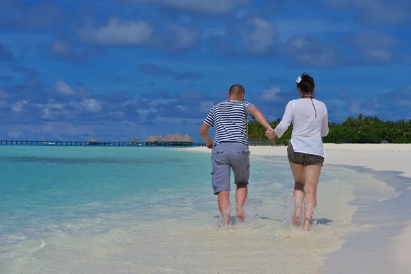 Feliz jovem casal em férias de verão se divertir e relaxar no bea — Fotografia de Stock