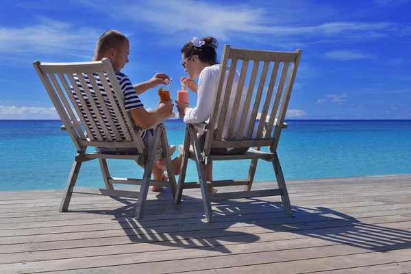 Heureux jeune couple se détendre et prendre une boisson fraîche — Photo