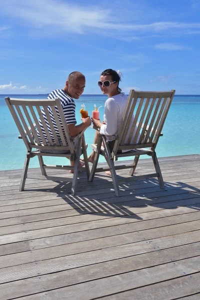 Feliz joven pareja relajarse y tomar bebida fresca —  Fotos de Stock