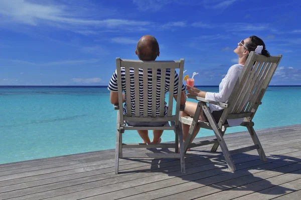 Heureux jeune couple se détendre et prendre une boisson fraîche — Photo