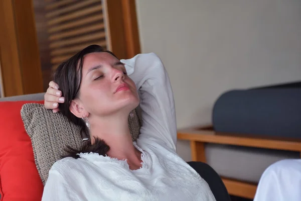 Heureuse jeune femme se détendre à la maison sur le canapé — Photo