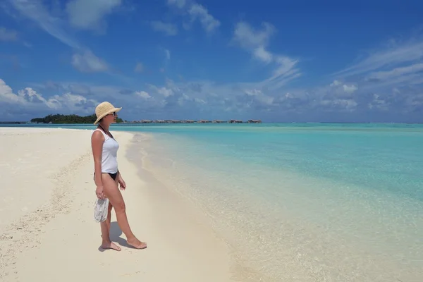 Mujer feliz disfrutar de la hora de verano — Foto de Stock