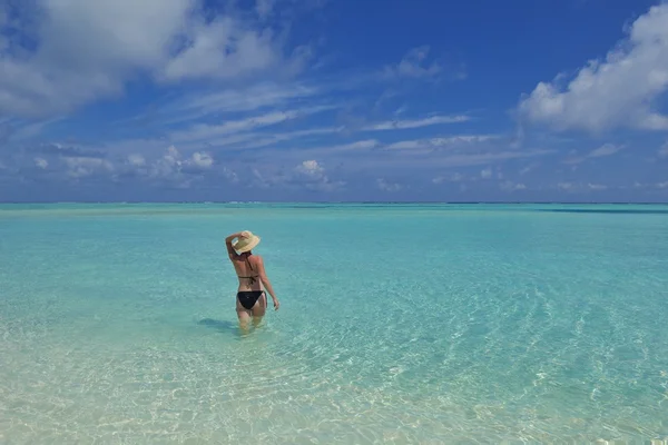 Mulher feliz desfrutar de tempo de verão — Fotografia de Stock