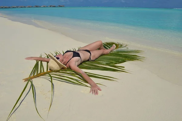 Mulher feliz desfrutar de tempo de verão — Fotografia de Stock