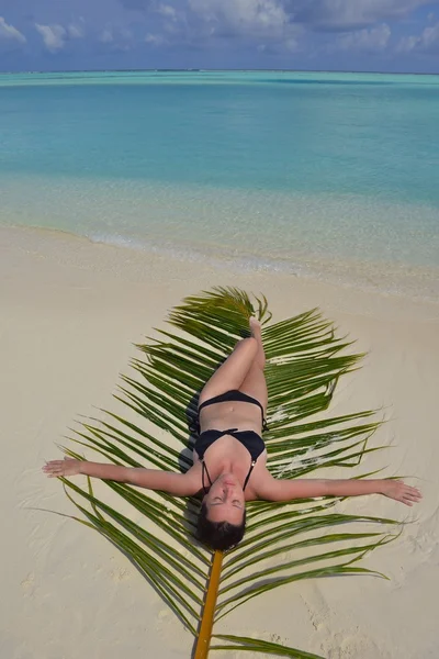 Glückliche Frau genießt Sommerzeit — Stockfoto