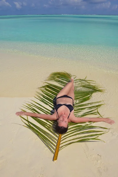 Gelukkige vrouw genieten van zomertijd — Stockfoto