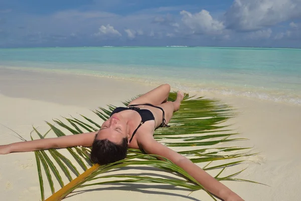 Gelukkige vrouw genieten van zomertijd — Stockfoto