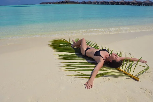 Mujer feliz disfrutar de la hora de verano — Foto de Stock