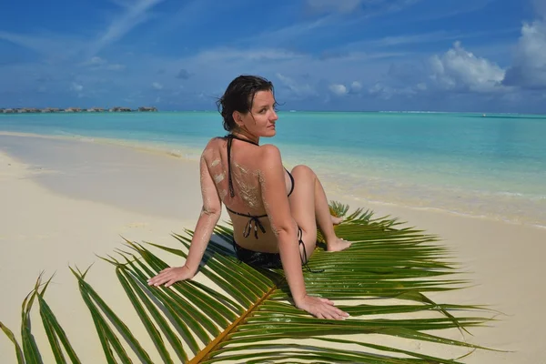 Mulher feliz desfrutar de tempo de verão — Fotografia de Stock