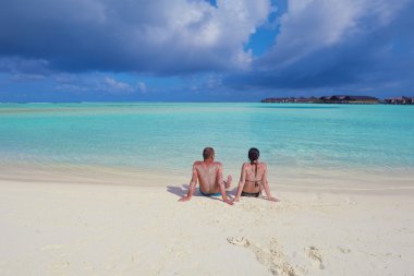 yaz tatili mutlu genç çifte eğlence ve bea sakin ol