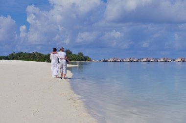 yaz tatili mutlu genç çifte eğlence ve bea sakin ol