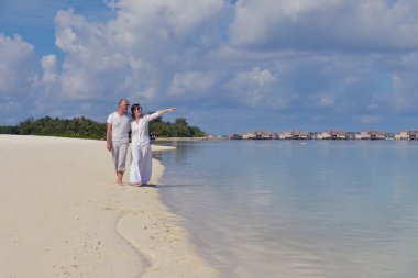 yaz tatili mutlu genç çifte eğlence ve bea sakin ol