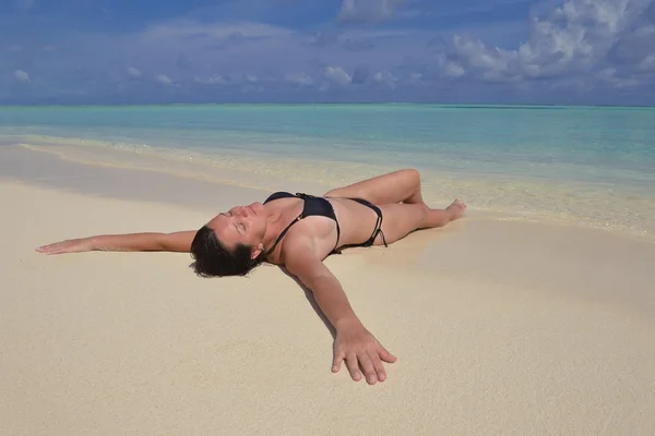 Mulher feliz desfrutar de tempo de verão — Fotografia de Stock