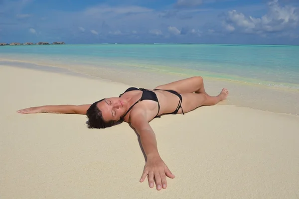 Gelukkige vrouw genieten van zomertijd — Stockfoto