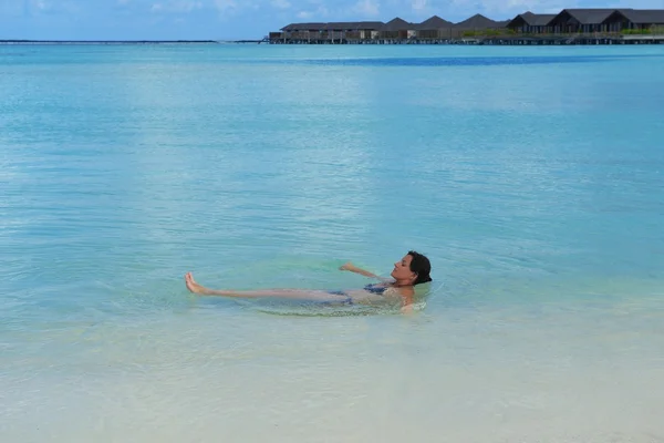 Mujer feliz disfrutar de la hora de verano — Foto de Stock