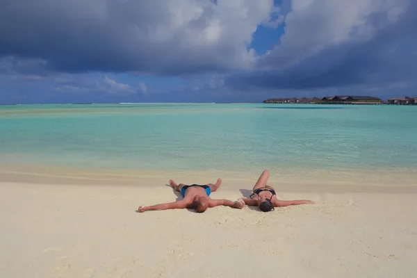 Feliz jovem casal em férias de verão se divertir e relaxar no bea — Fotografia de Stock