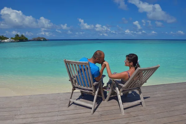 Glada unga par på sommarlovet ha kul och koppla av på bea — Stockfoto