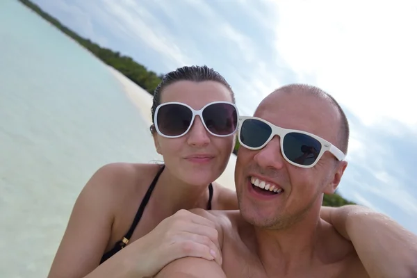 Glada unga par på sommarlovet ha kul och koppla av på bea — Stockfoto
