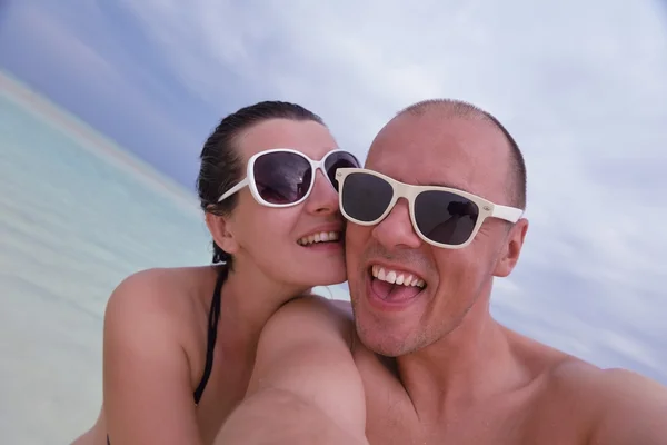 Feliz pareja joven en las vacaciones de verano divertirse y relajarse en bea — Foto de Stock