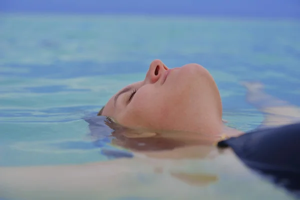 Mulher feliz desfrutar de tempo de verão — Fotografia de Stock