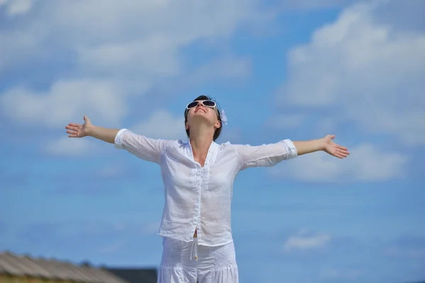 Glückliche Frau genießt Sommerzeit — Stockfoto