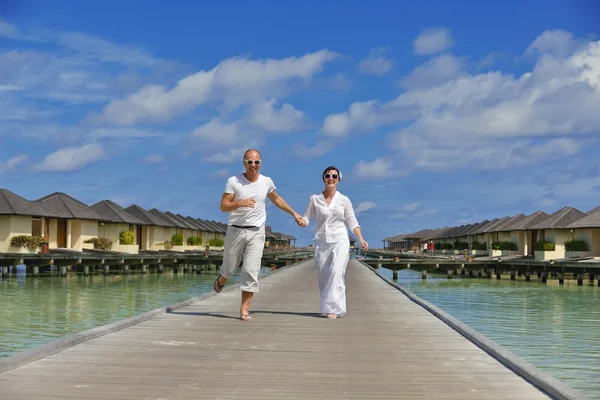 Feliz jovem casal em férias de verão se divertir e relaxar no bea — Fotografia de Stock