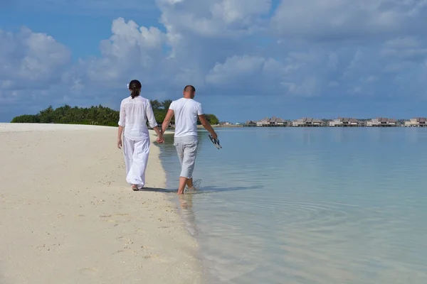 Heureux jeune couple pendant les vacances d'été s'amuser et se détendre à bea — Photo