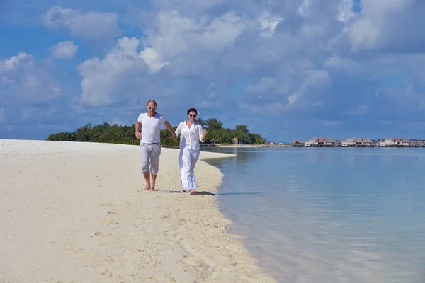 Gelukkige jonge paar op zomervakantie plezier hebben en ontspannen bij bea — Stockfoto