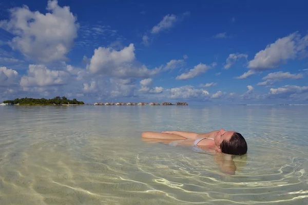 Mujer feliz disfrutar de la hora de verano — Foto de Stock