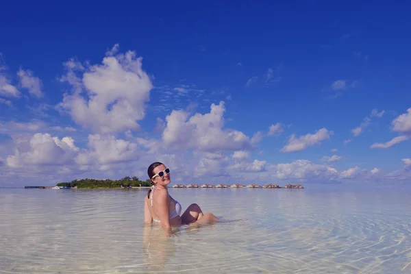 Gelukkige vrouw genieten van zomertijd — Stockfoto