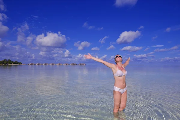 Gelukkige vrouw genieten van zomertijd — Stockfoto