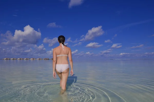 Gelukkige vrouw genieten van zomertijd — Stockfoto