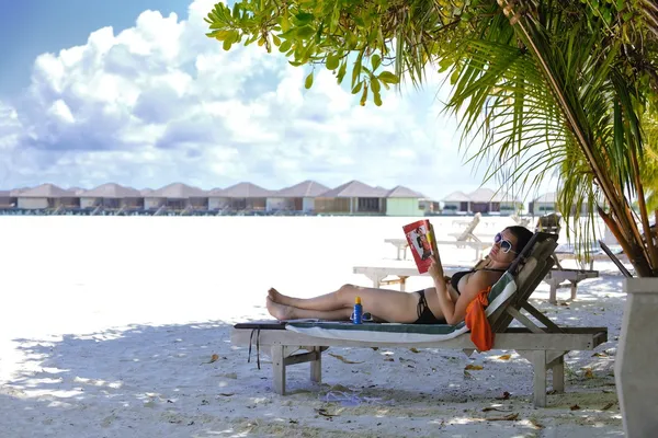 Glückliche Frau genießt Sommerzeit — Stockfoto